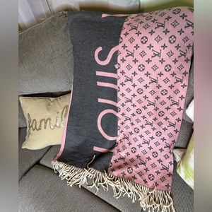 Beautiful Authentic cashmere pink and grey scarf. Can be worn on two sides.